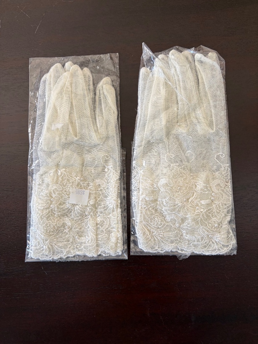 2 Pairs Lace Gloves in Crème size M